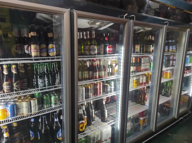 Geladeiras de bebidas na loja da Horus Bar em Coronel Fabriciano