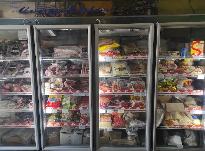 Freezers com produtos congelados na loja da Horus Bar em Coronel Fabriciano